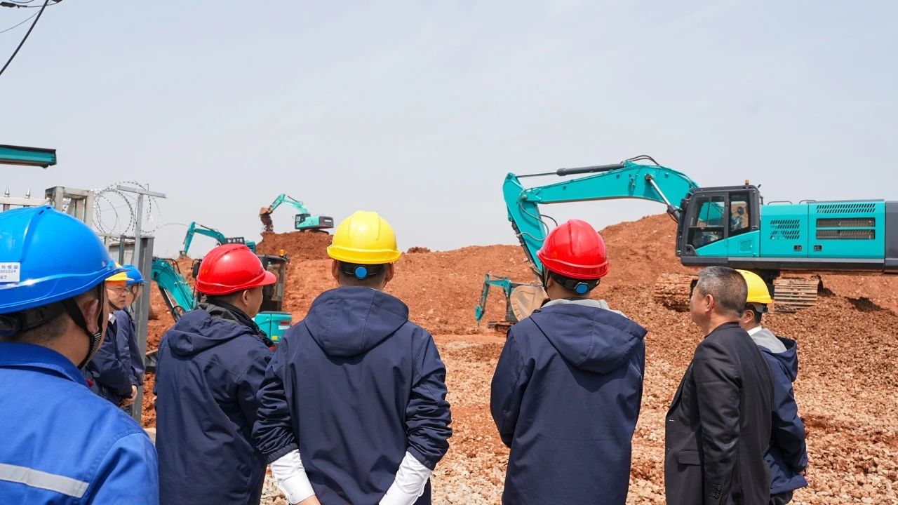 聚焦市场需要，皇家国际智能三款精品工程液压挖掘机成功下线