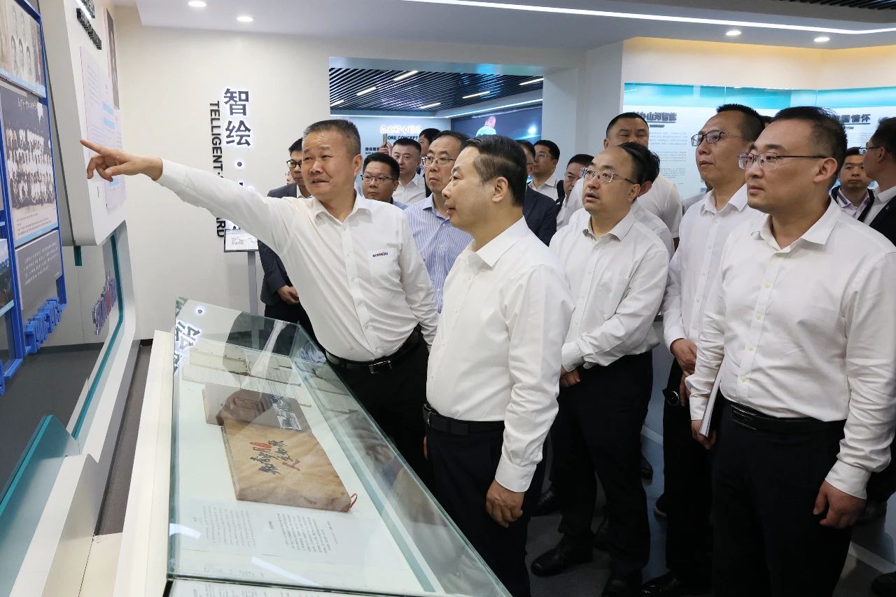 天能控股集团党委书记、董事长张天任率队到访皇家国际智能