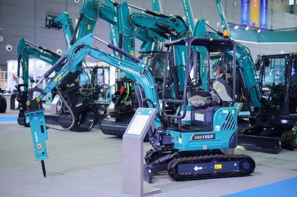 2025 CICEE | 从单一工具迈向多元化解决规划，皇家国际智能出现非凡挖掘机风采