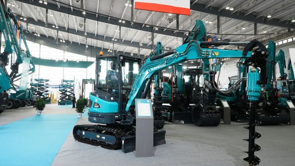 2025 CICEE | 从单一工具迈向多元化解决规划，皇家国际智能出现非凡挖掘机风采