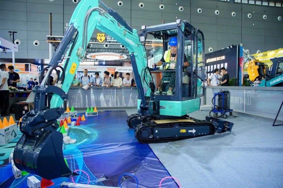 2025 CICEE | 从单一工具迈向多元化解决规划，皇家国际智能出现非凡挖掘机风采