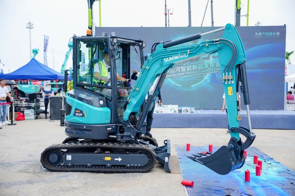 2025 CICEE | 从单一工具迈向多元化解决规划，皇家国际智能出现非凡挖掘机风采