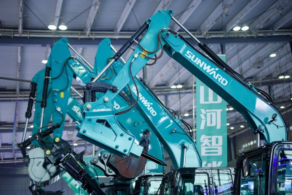 2025 CICEE | 从单一工具迈向多元化解决规划，皇家国际智能出现非凡挖掘机风采