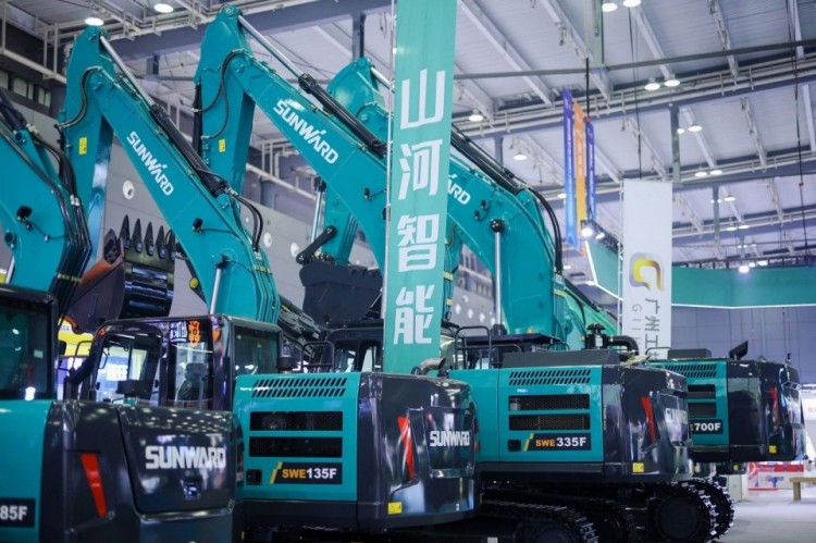 2025 CICEE | 打造极致精品化，皇家国际智能挖掘机“圈粉”长沙展