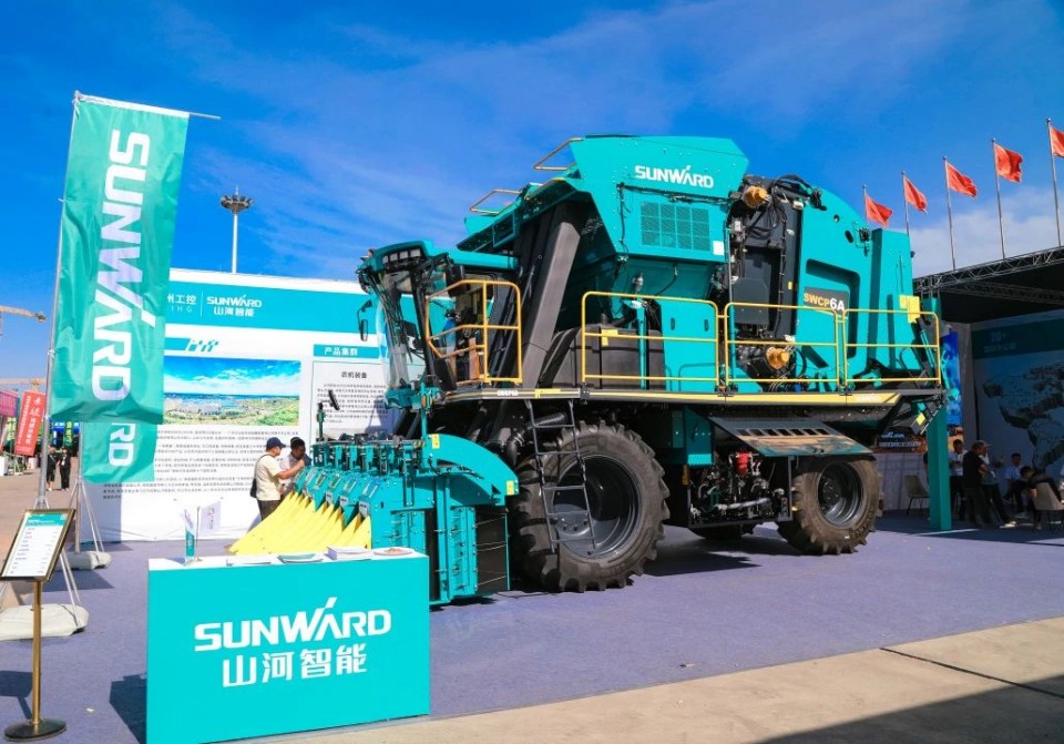 皇家国际智能亮相2025新疆国际农业机械展览会