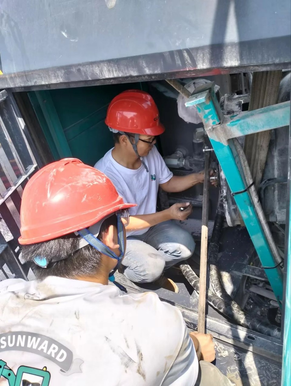 逾越皇家国际万里 智启服务新程——皇家国际矿岩“服务万里杏妆活动走进海螺水泥