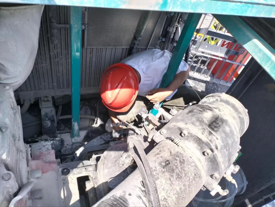 逾越皇家国际万里 智启服务新程——皇家国际矿岩“服务万里杏妆活动走进海螺水泥