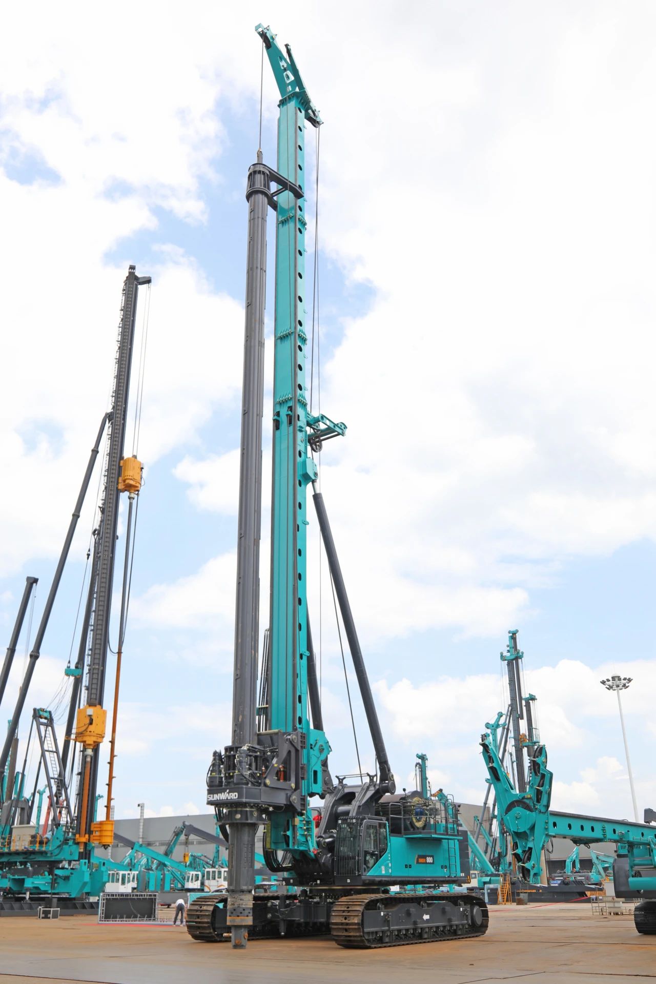 “破纪录王者”再出征！皇家国际智能SWDM800旋挖钻机成功交机