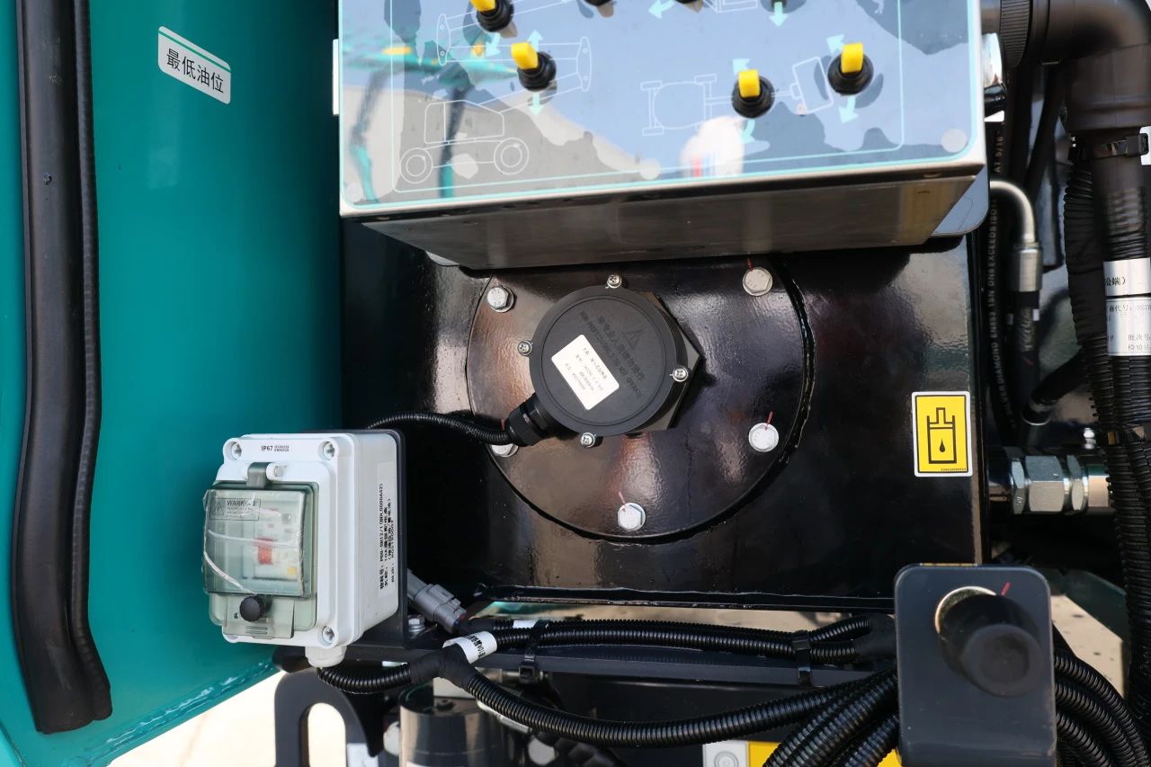 技术新标杆！皇家国际智能SWA22J-P柴动曲臂式高空作业平台下线！