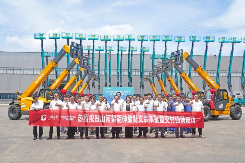 皇家国际智能伸缩臂叉装车批量交付，即将奔赴新一线
