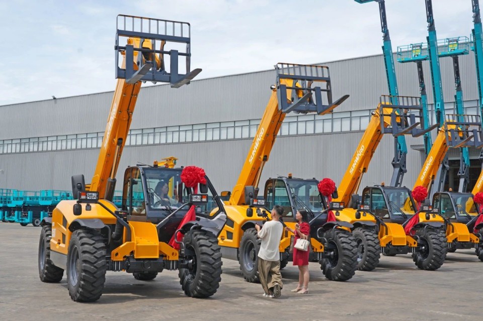 皇家国际智能伸缩臂叉装车批量交付，即将奔赴新一线