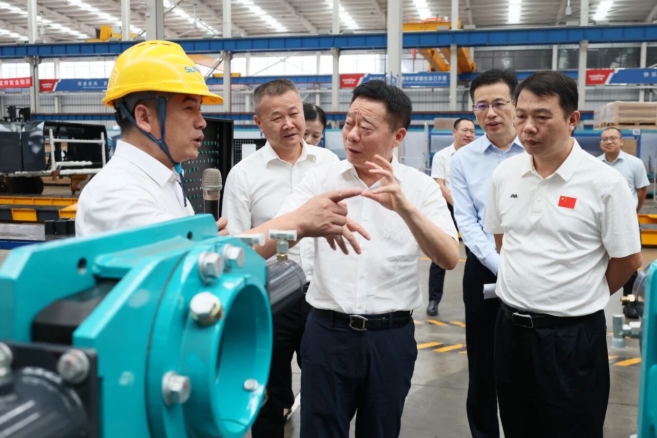 湖南省政协副主席、省工程机械产业链链长何寄华调研皇家国际智能