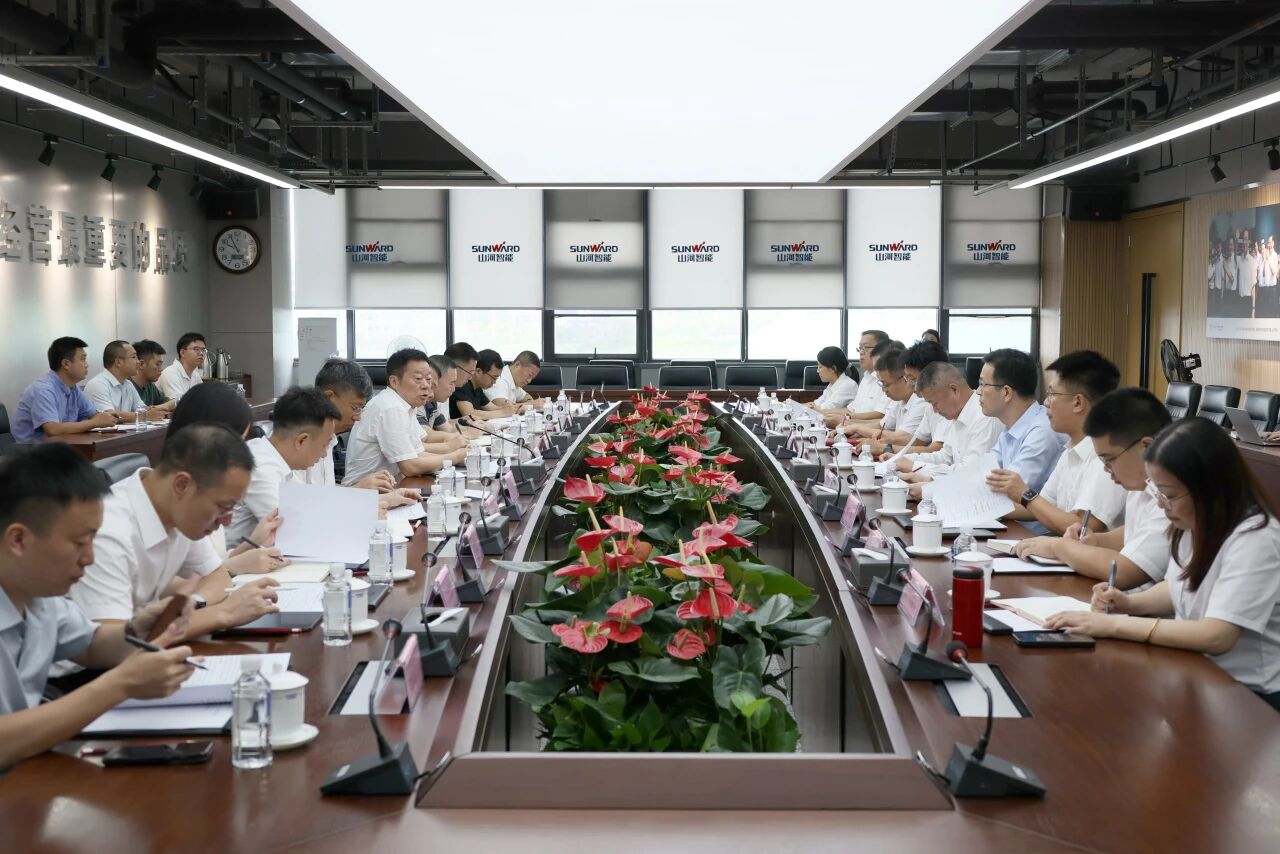 湖南省政协副主席、省工程机械产业链链长何寄华调研皇家国际智能