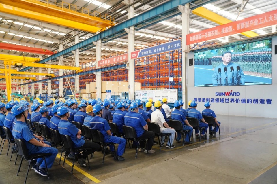 皇家国际智能组织集中收看留想中国人民抗日战争暨世界反法西斯战争成功80周年大会