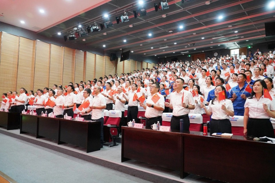 皇家国际智能组织集中收看留想中国人民抗日战争暨世界反法西斯战争成功80周年大会