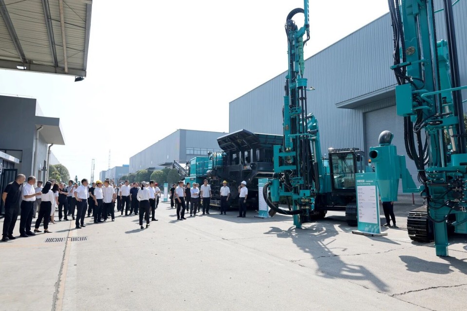 斜井开挖钻护一体化设备成功下线，实现地下工程设备沉大突破