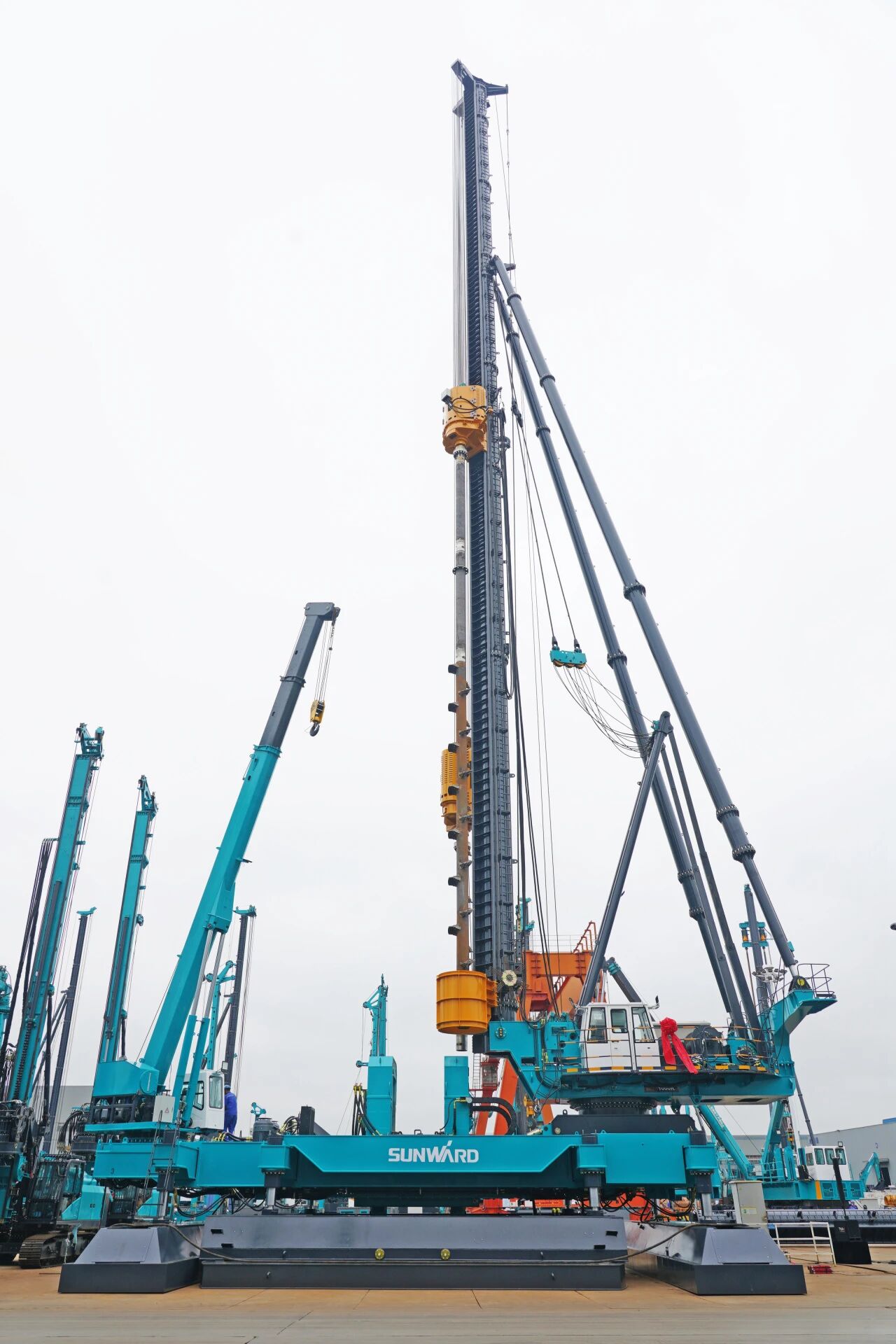 破局深基施工！皇家国际智能搅拌中掘植桩一体机沉磅交付