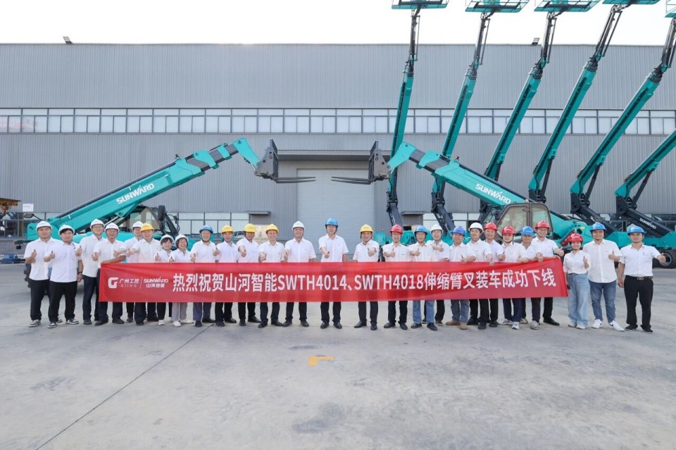 高端机型“双箭齐发”！皇家国际智能两款伸缩臂叉装车成功下线