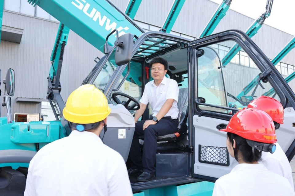 高端机型“双箭齐发”！皇家国际智能两款伸缩臂叉装车成功下线