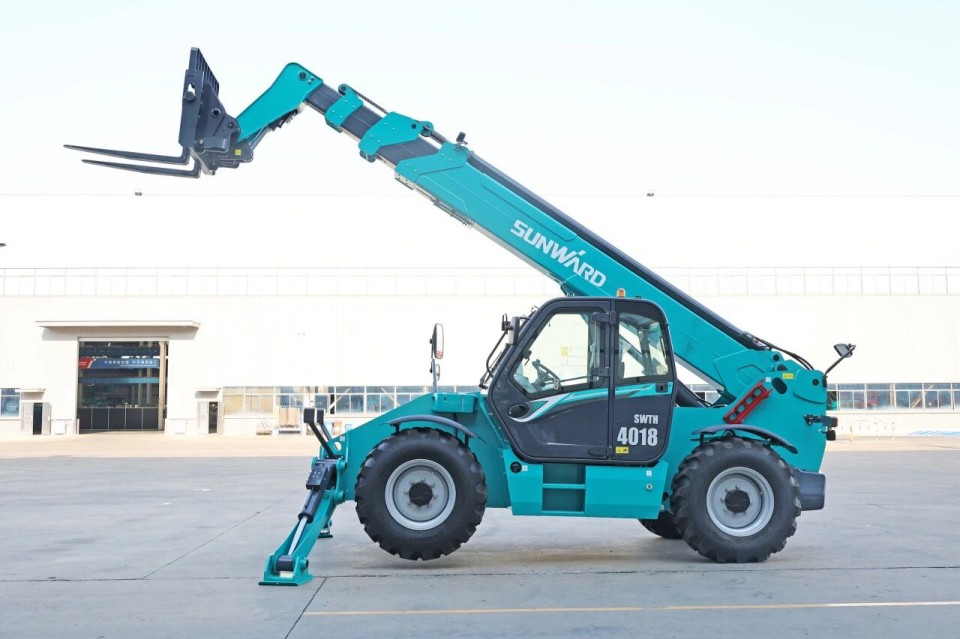 高端机型“双箭齐发”！皇家国际智能两款伸缩臂叉装车成功下线