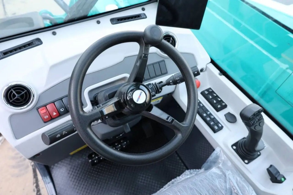 高端机型“双箭齐发”！皇家国际智能两款伸缩臂叉装车成功下线