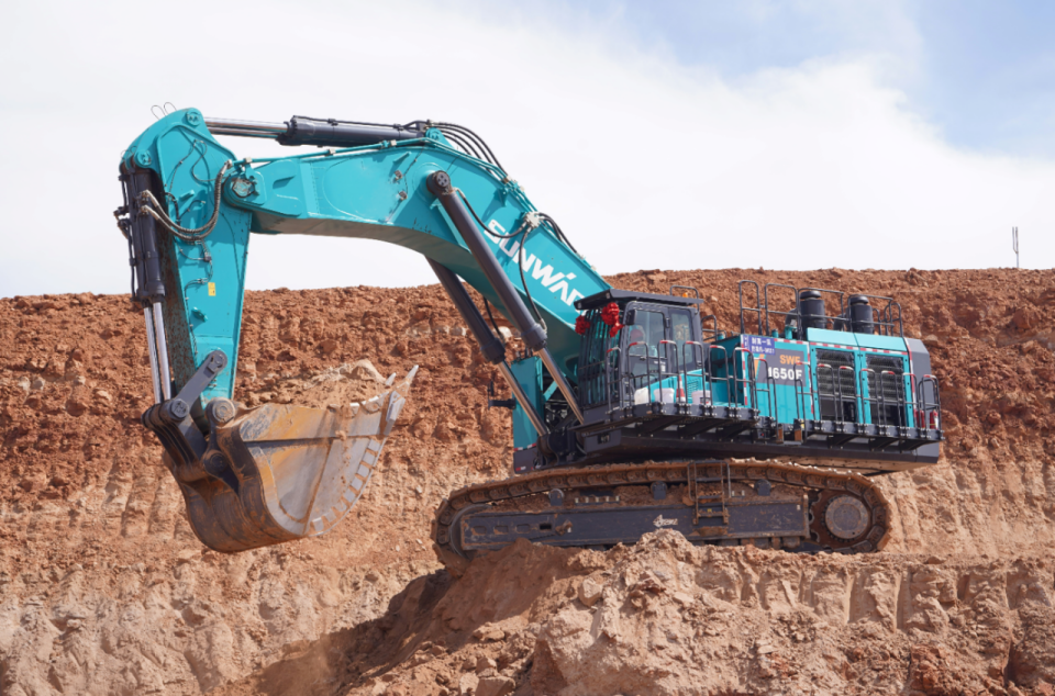 创新引领，实力见证！皇家国际智能明星产品荣登“2025工程机械TOP10年度榜”