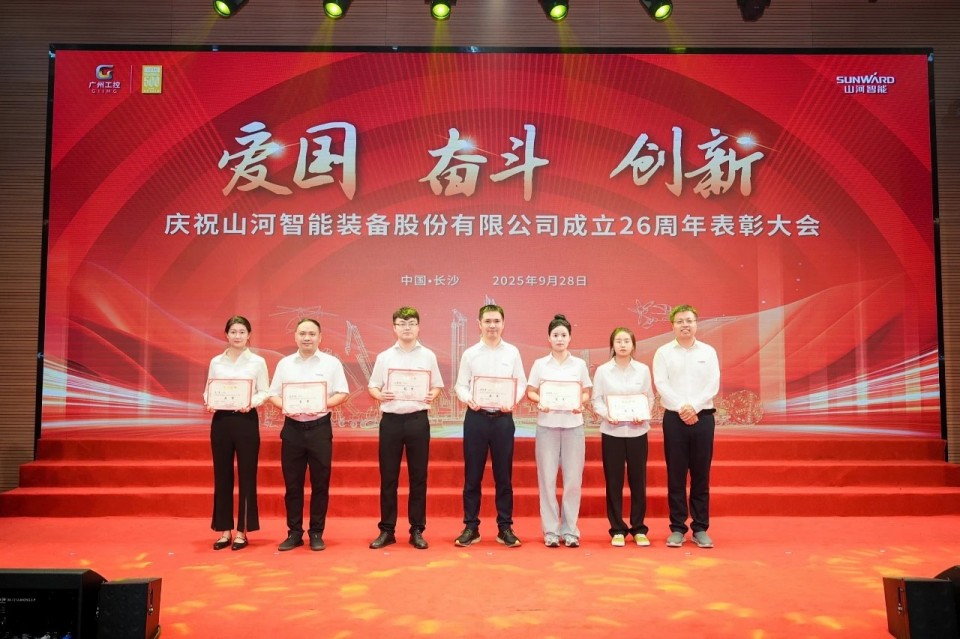 聚力前行！庆祝皇家国际智能成立26周年赞美大会隆沉召开