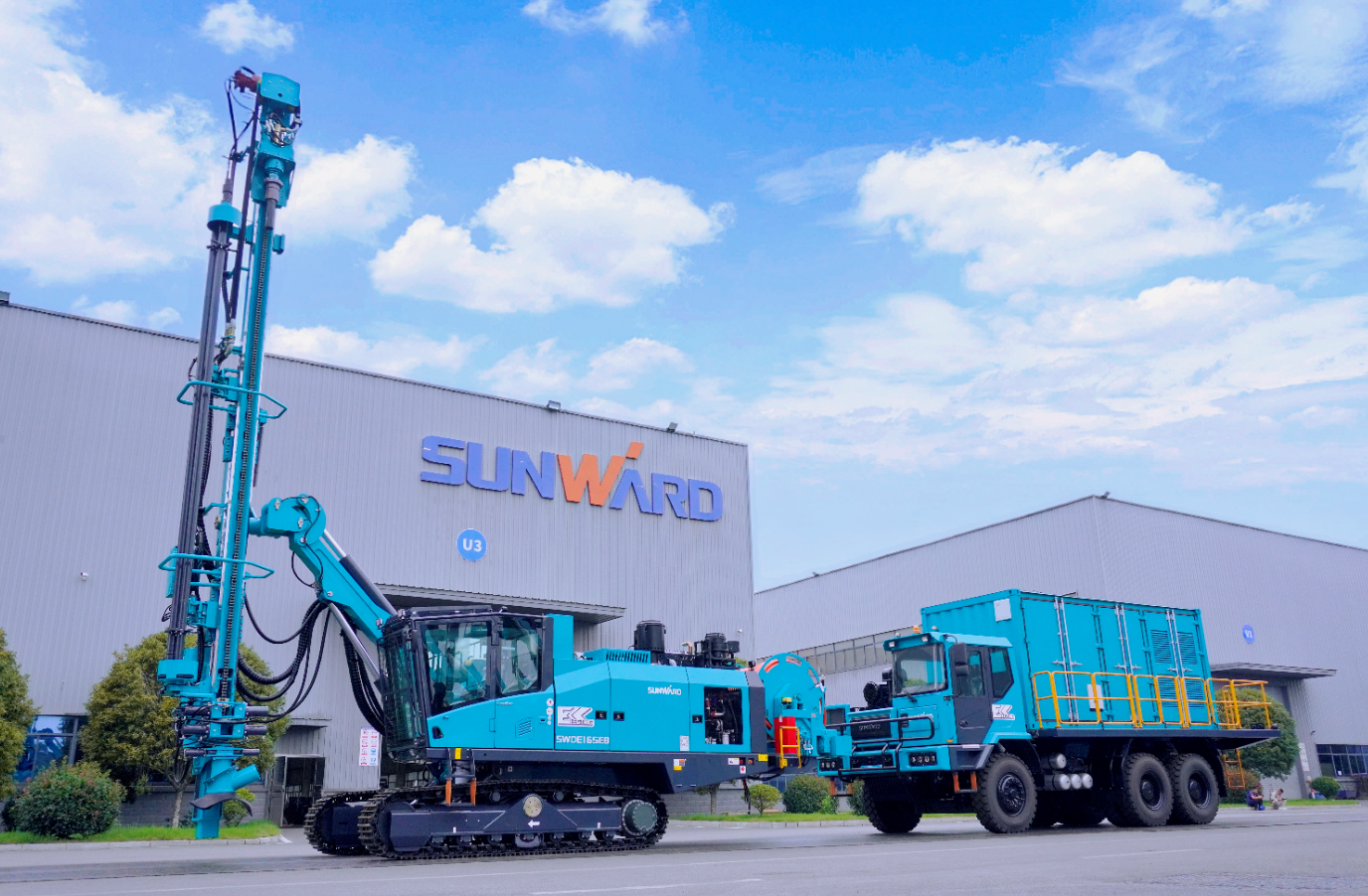 皇家国际智能SWDE165EB电动潜孔钻机沉磅下线，开启绿色钻爆新时期