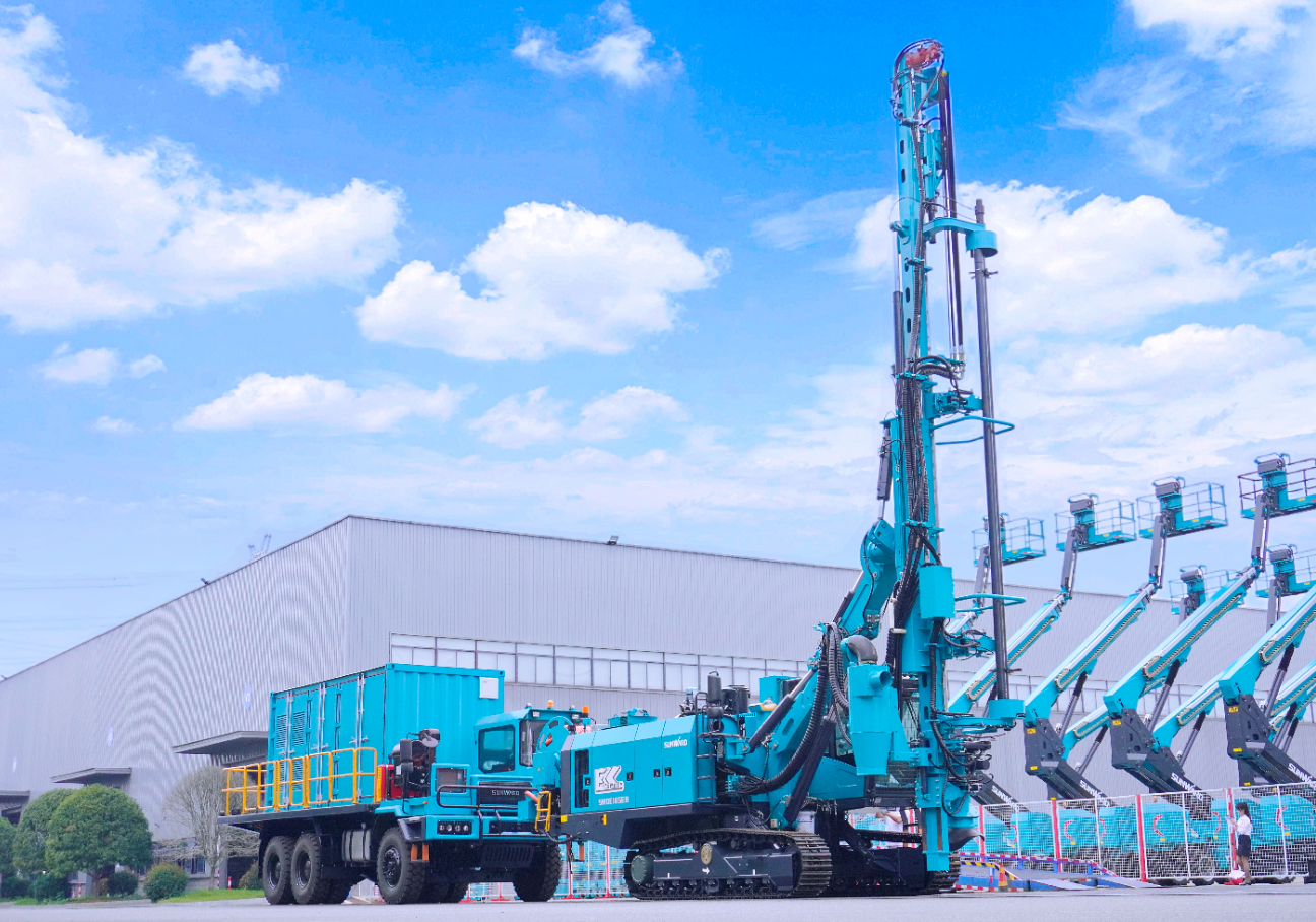 皇家国际智能SWDE165EB电动潜孔钻机沉磅下线，开启绿色钻爆新时期