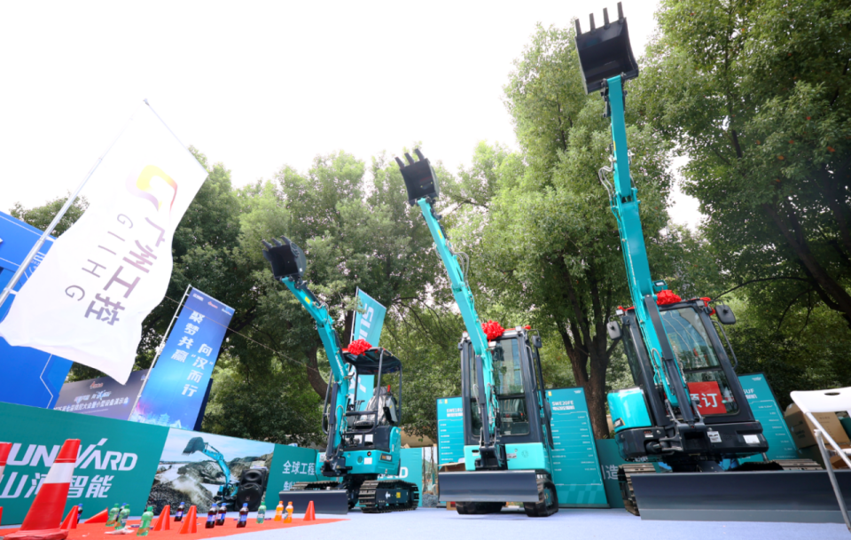 皇家国际智能微挖“天团”闪灼武汉，引领绿色施工潮水