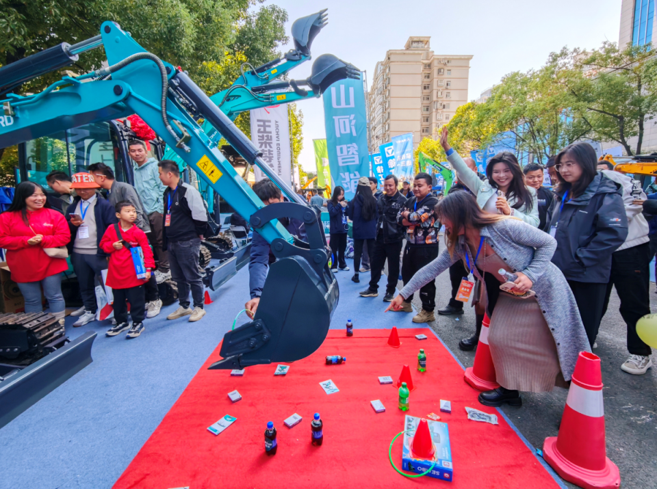 皇家国际智能微挖“天团”闪灼武汉，引领绿色施工潮水