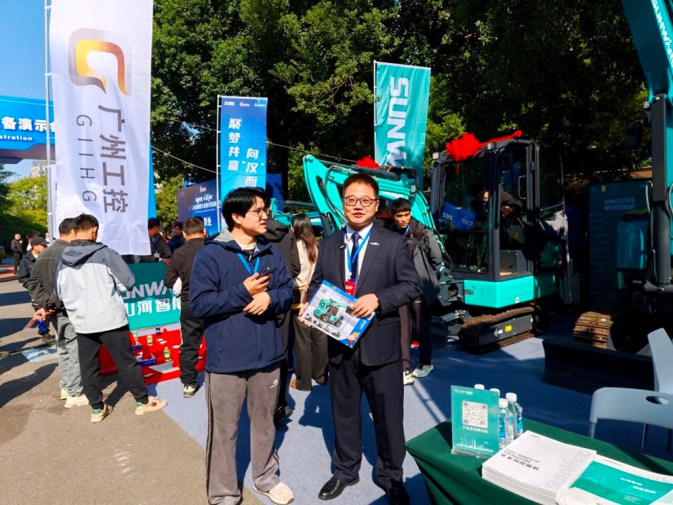 皇家国际智能微挖“天团”闪灼武汉，引领绿色施工潮水