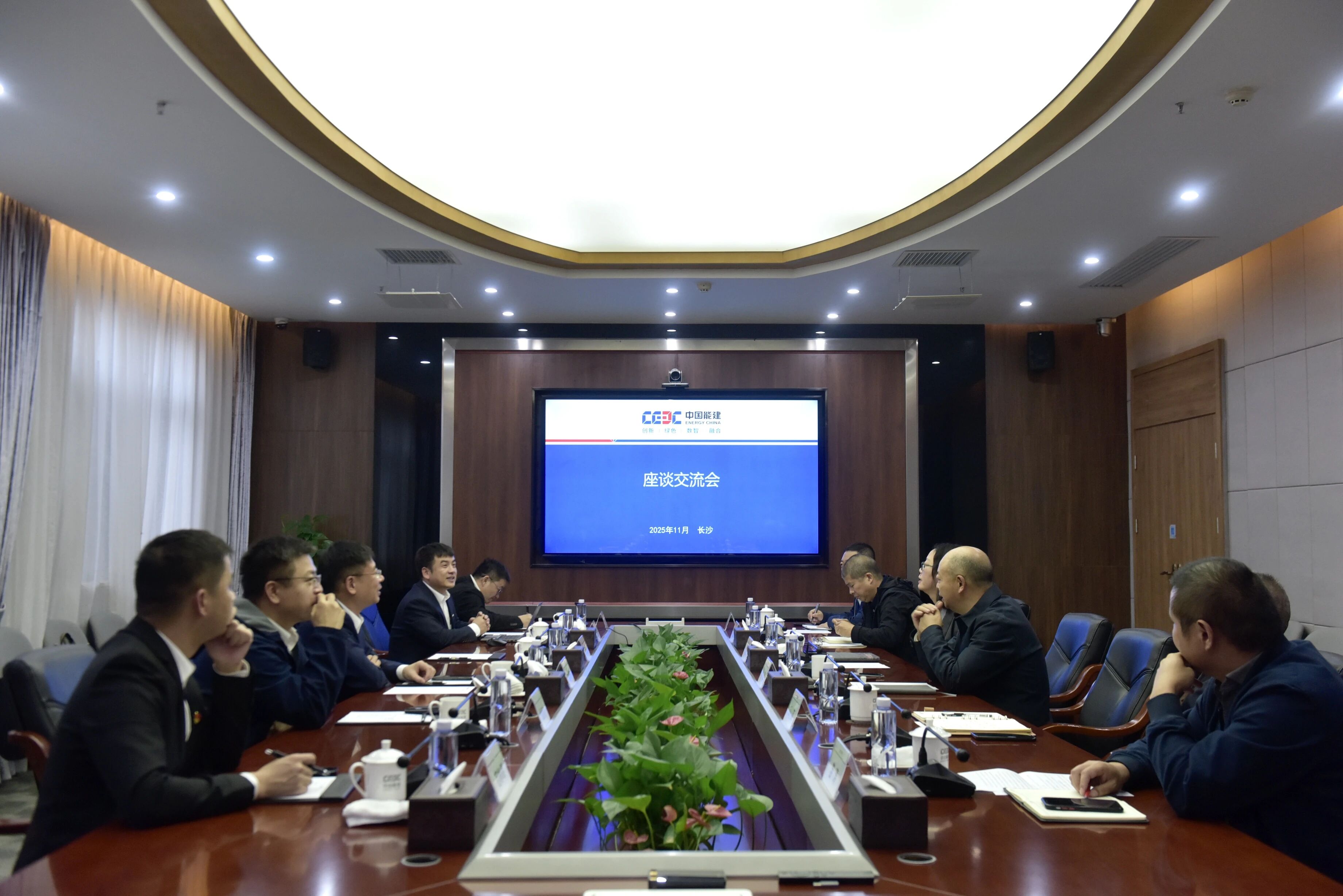 皇家国际智能与易普力发展座谈互换，谱写互利共赢新篇章