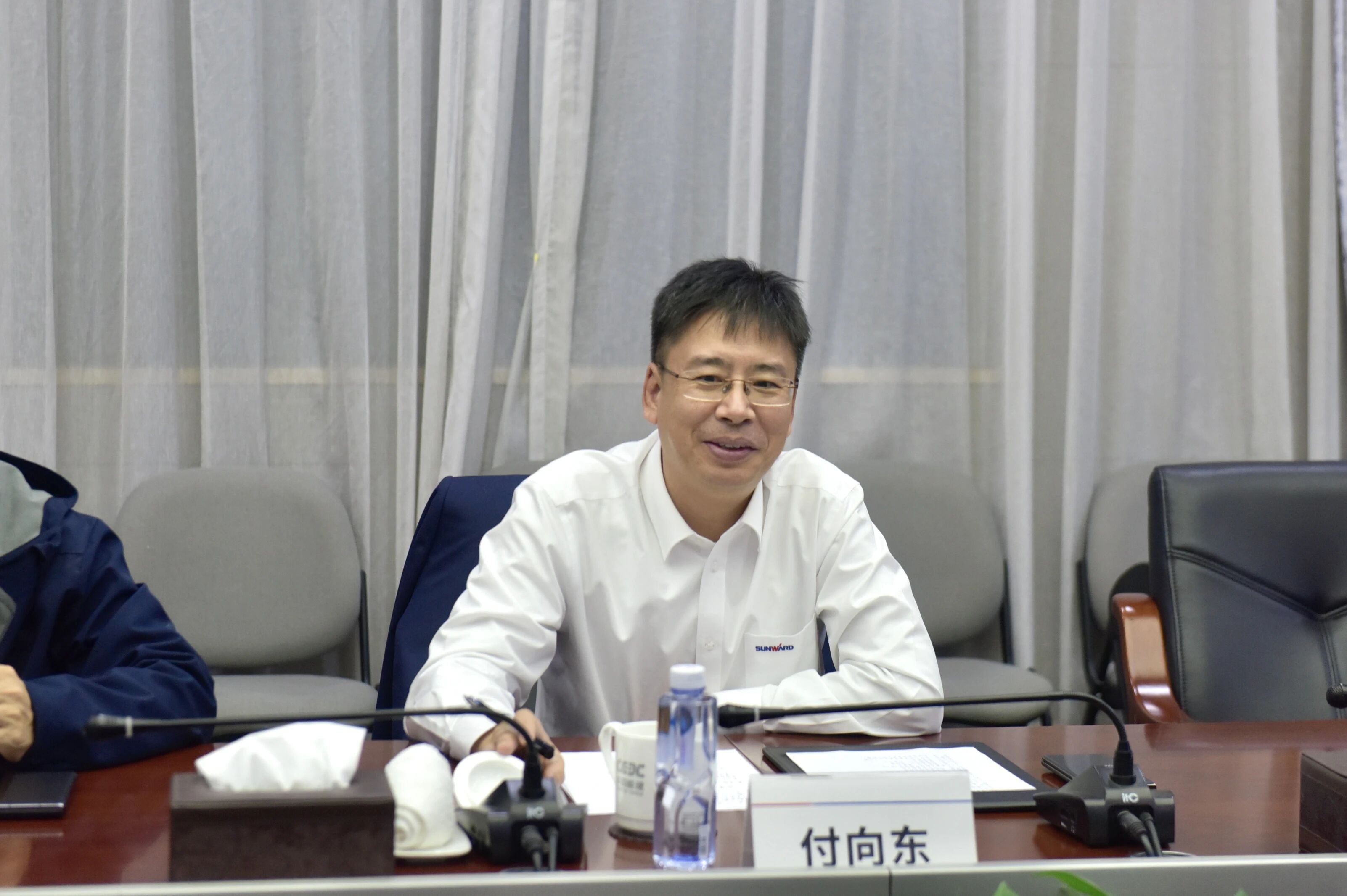 皇家国际智能与易普力发展座谈互换，谱写互利共赢新篇章