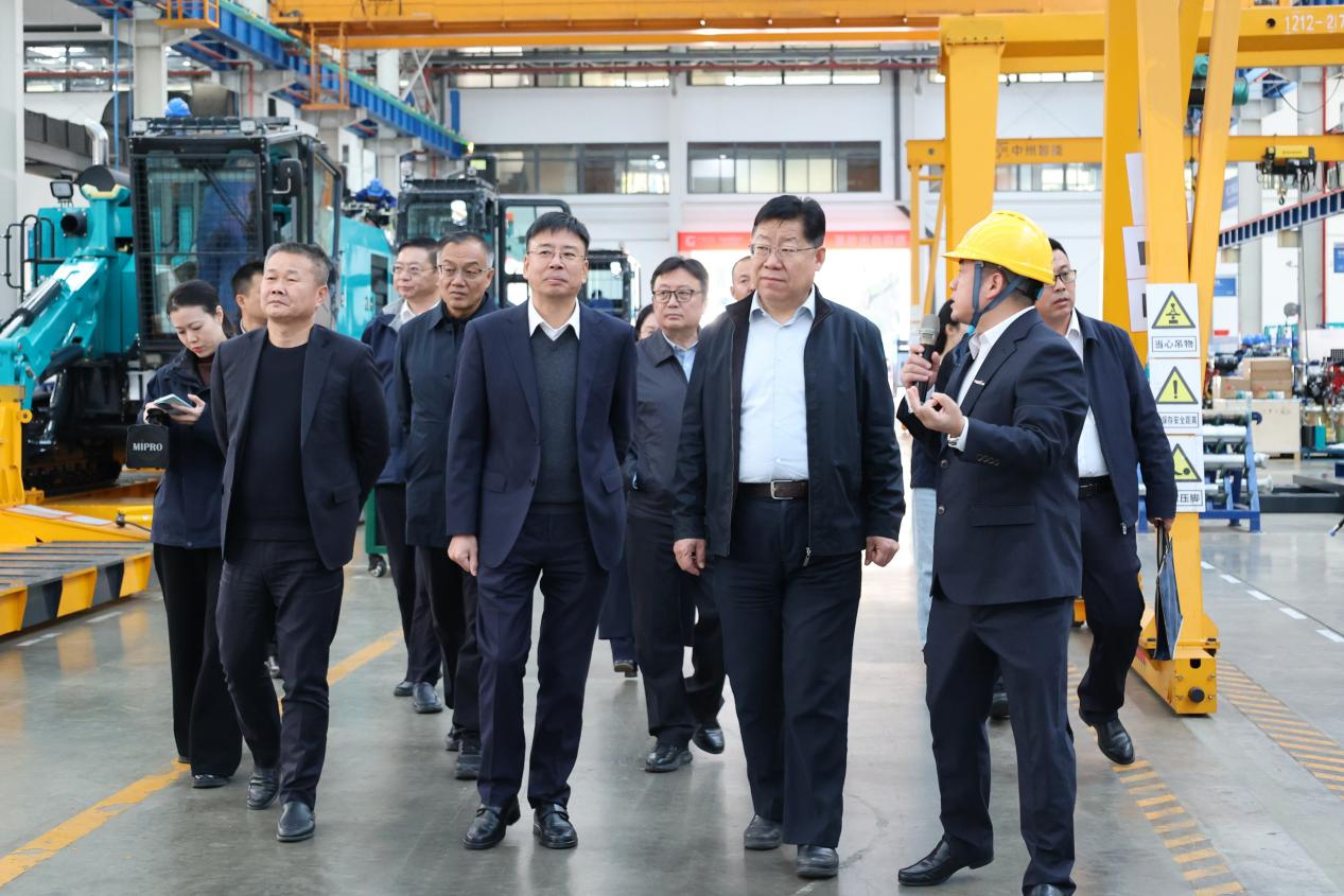 新矿投资集团党委书记、董事长王漠到访皇家国际智能