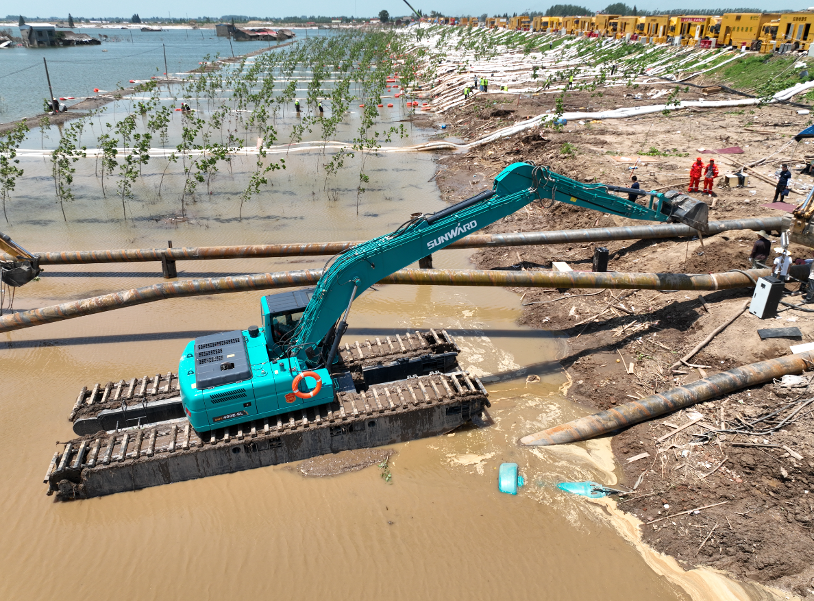 表交部讲话人向世界分享中国最新两栖挖掘机