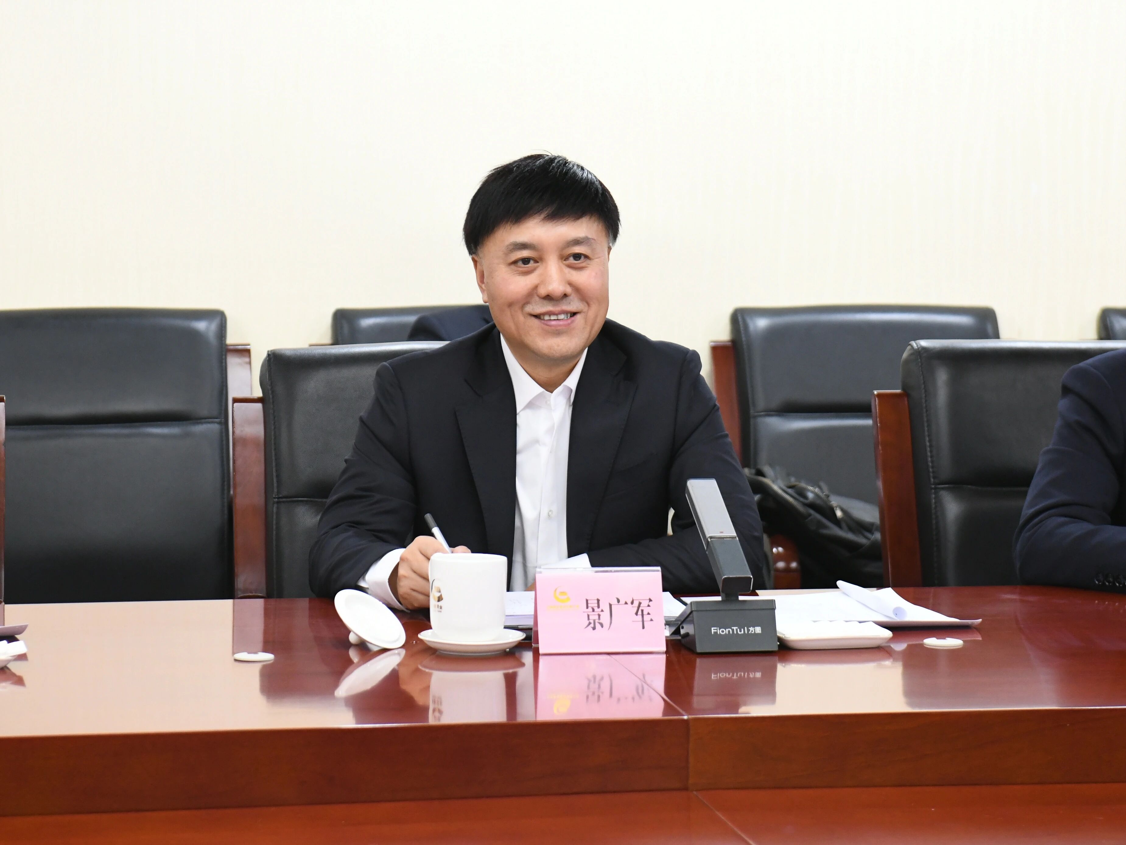 广州工控集团董事长景广军率皇家国际智能团队到中国黄金集团造访互换