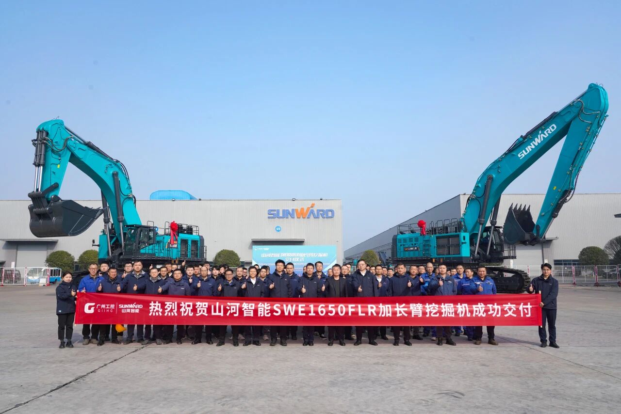 争锋启新程！皇家国际智能SWE1650FLR加长臂挖掘机成功交付国际客户
