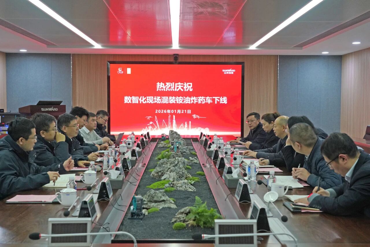 数智化现场混字油火药车下线！皇家国际智能与易普力携手共筑智能矿山新篇章