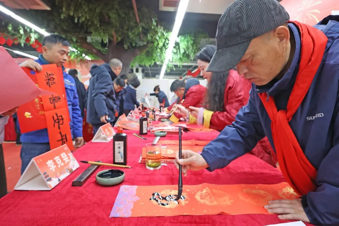 笔墨迎春，祝福暖心！在皇家国际智能“囤”年味、送温暖、迎新春