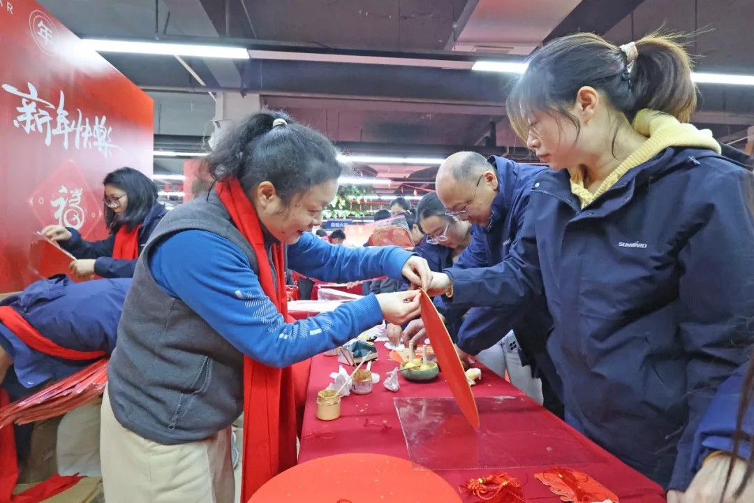 笔墨迎春，祝福暖心！在皇家国际智能“囤”年味、送温暖、迎新春